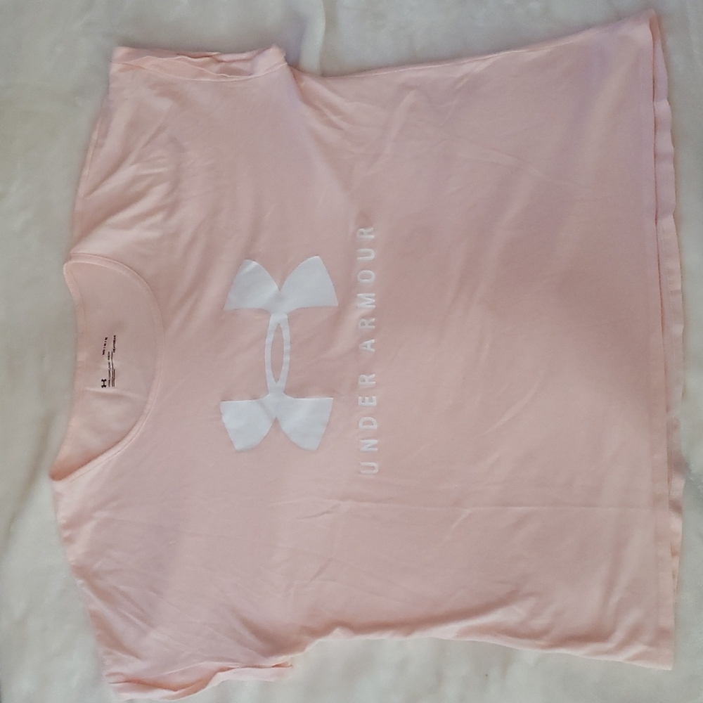 Under Armour shirt size M (flaws in pics)